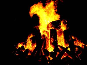 הדלקת מדורת ל"ג בעומר בשמן של טבל ובשמן של תרומה טמאה